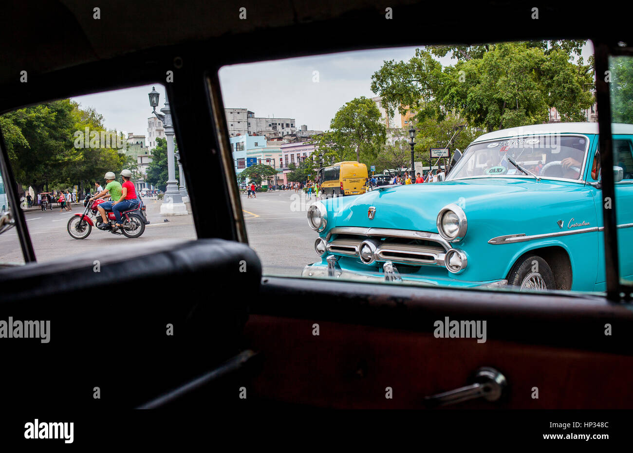 Taxi. Jahrgang, Auto, Motorrad, Motorrad. Straßenszene in der Consulado Straße, aus einem Schaufensterwagen, Centro Habana District, La Habana, Kuba Stockfoto