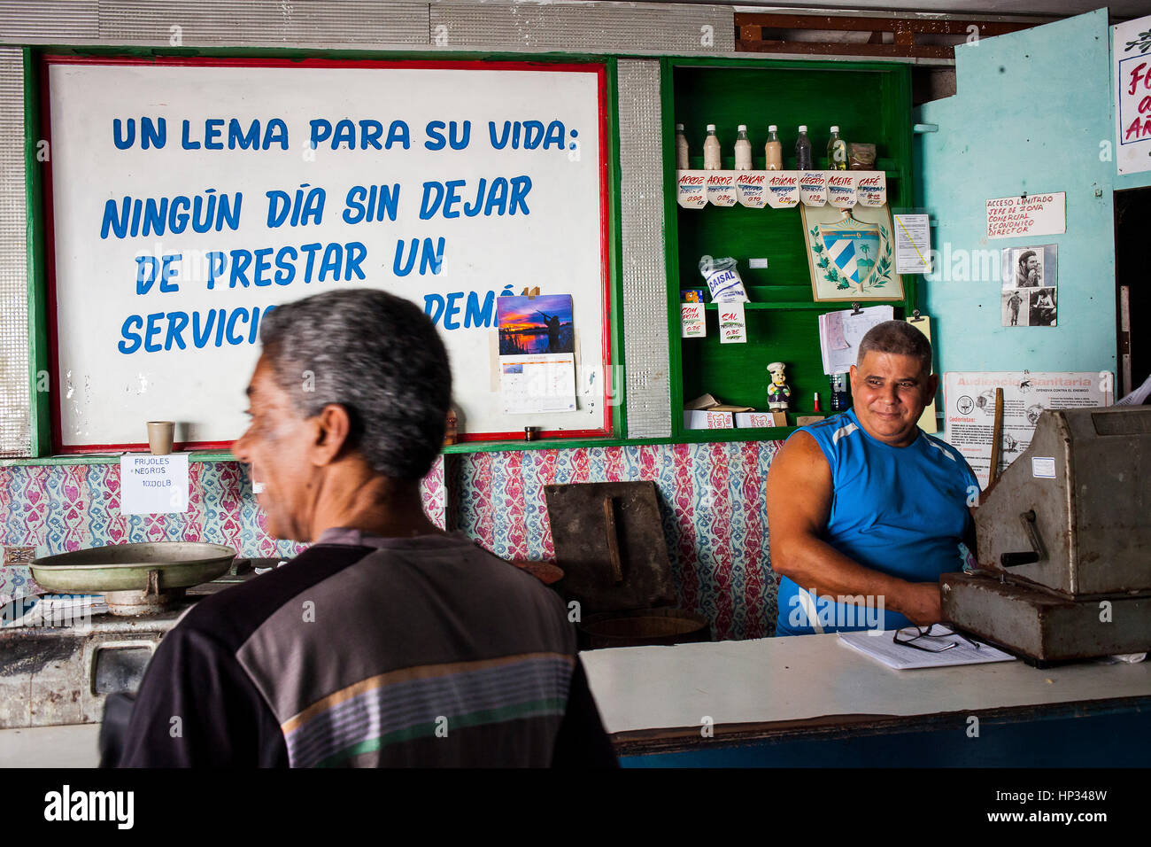Lebensmittelgeschäft, Geschäft, Einkaufen, Produkte vom Staat, zu kontrollierten Preisen, Centro Habana Bezirk, La Habana, Kuba Stockfoto