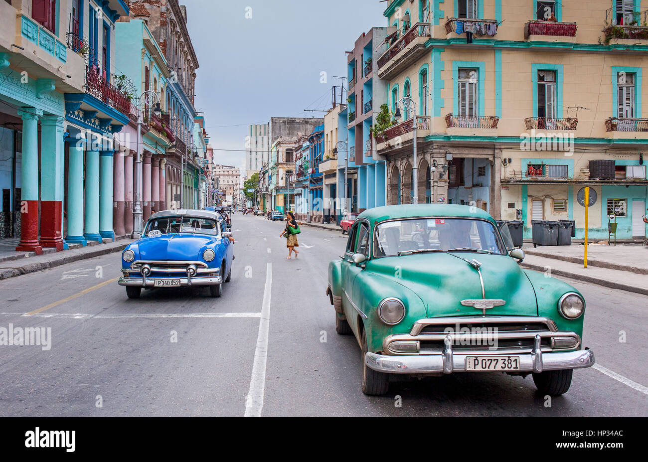 Taxi, Straßenszene in Avenida Italia oder Galiano, Centro Habana, La Habana, Kuba Stockfoto