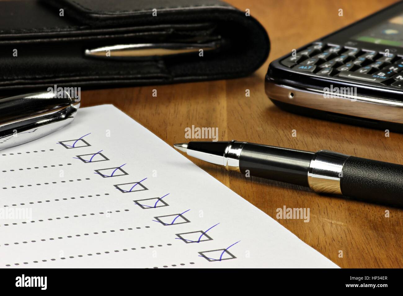 ausgefüllte Checkliste im Büro Stockfoto