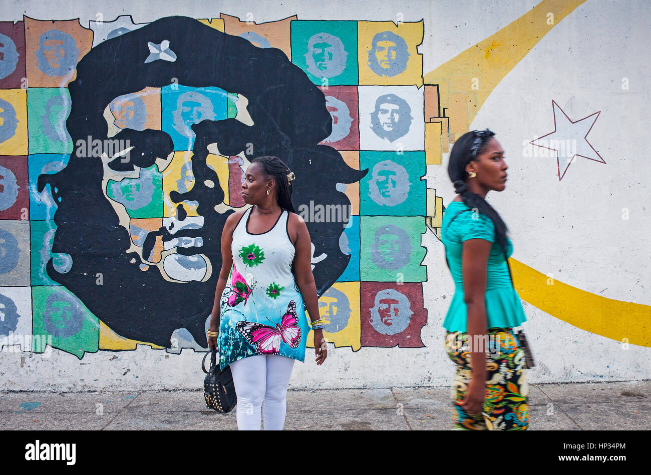 Frauen und politischer Propaganda, Gesicht von Che Guevara, auf eine Straße Wand gemalt, La Habana, Kuba Stockfoto