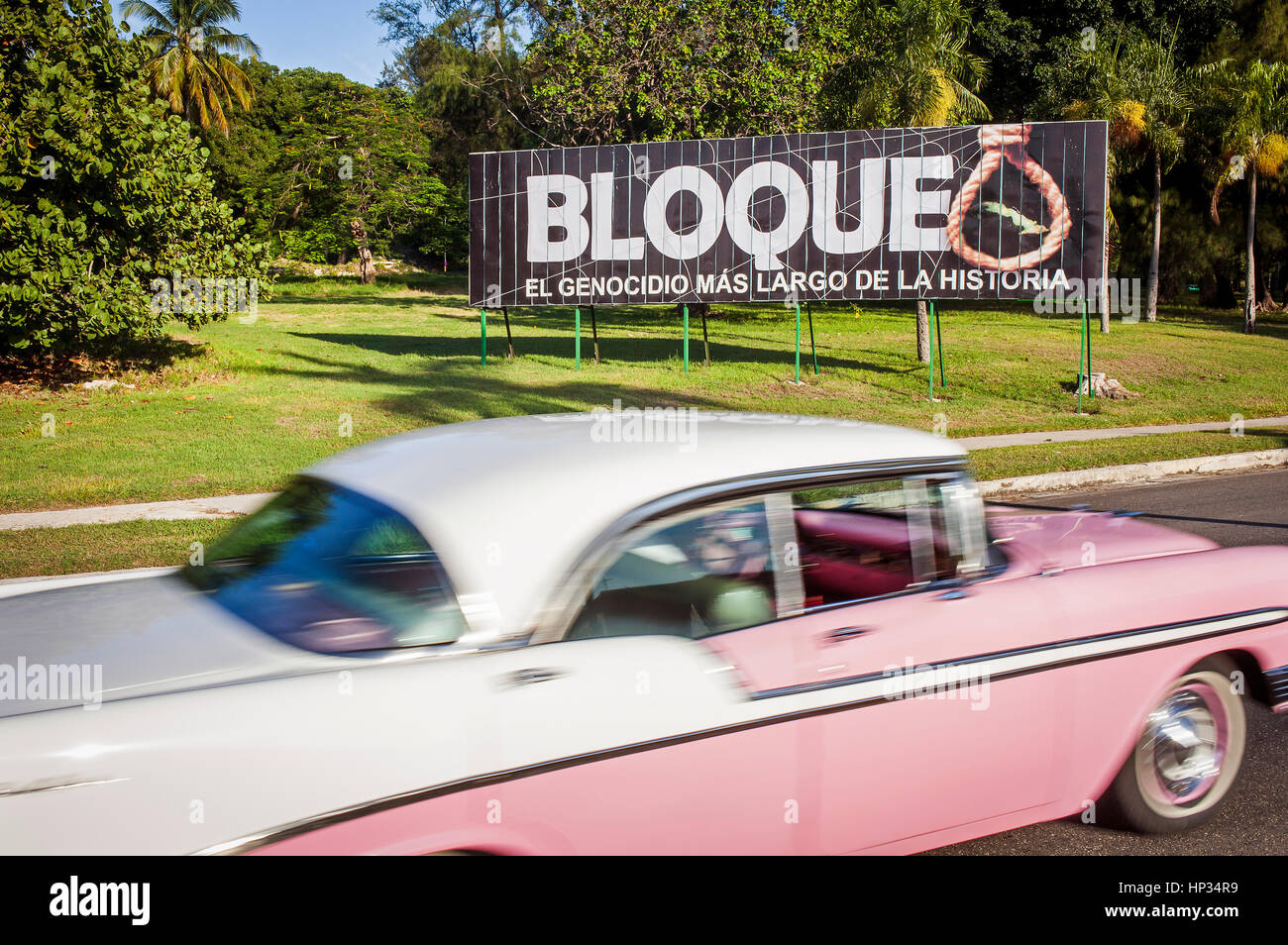 Politische Propaganda, über Blocking und Oldtimer, alt, Taxi, Taxi, Taxi, La Habana, Kuba Stockfoto