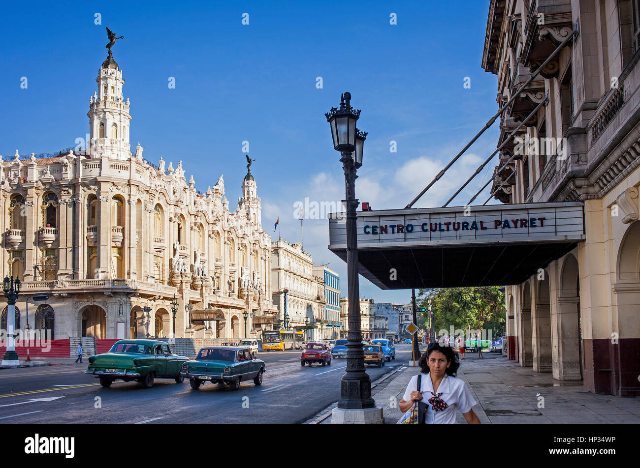 Straßenszene in Paseo de Martí, im Hintergrund am richtigen Centro Cultural Payret und am linken Theater namens Gran Teatro Garcia Lorca oder Gran Teatro de L Stockfoto