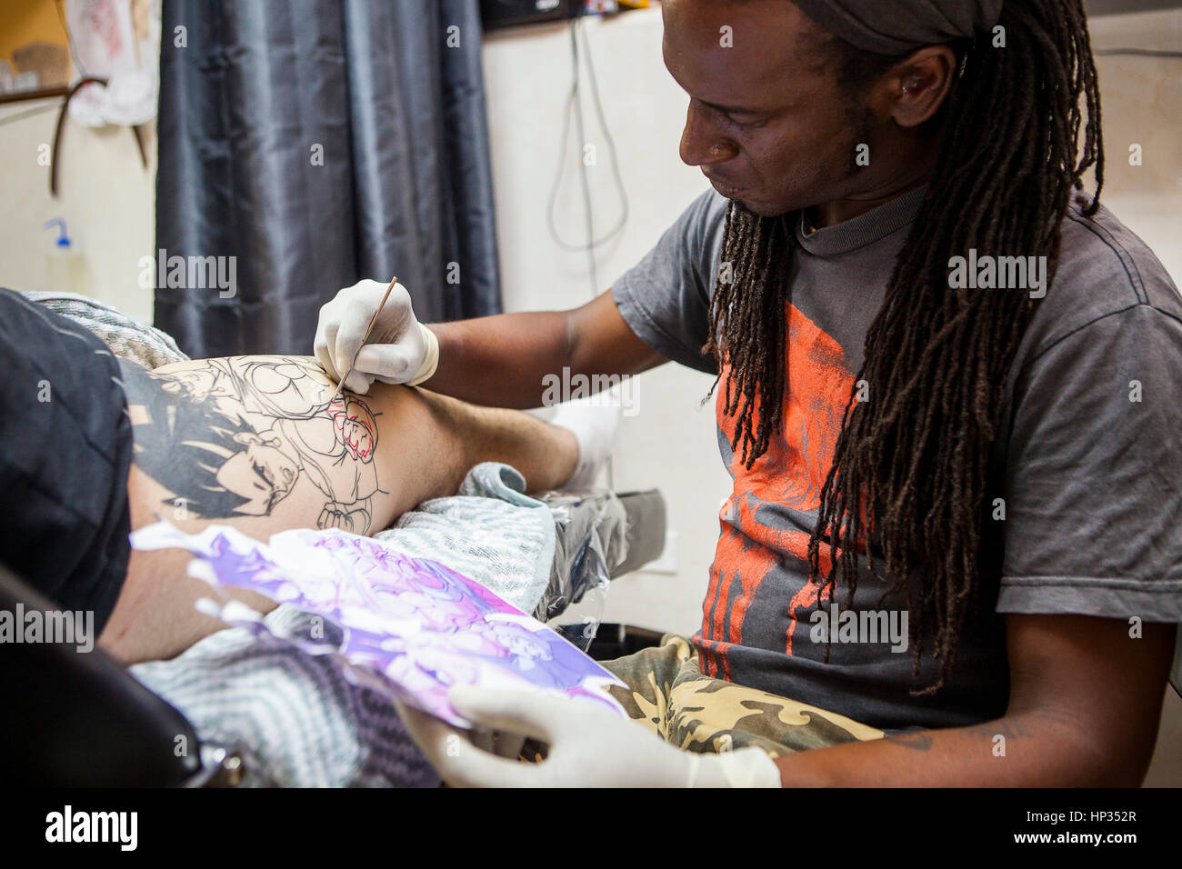 La Marca Tattoo Studio, cuentapropista, in Obrapia Straße, Habana Vieja Bezirk, La Habana, Kuba Stockfoto