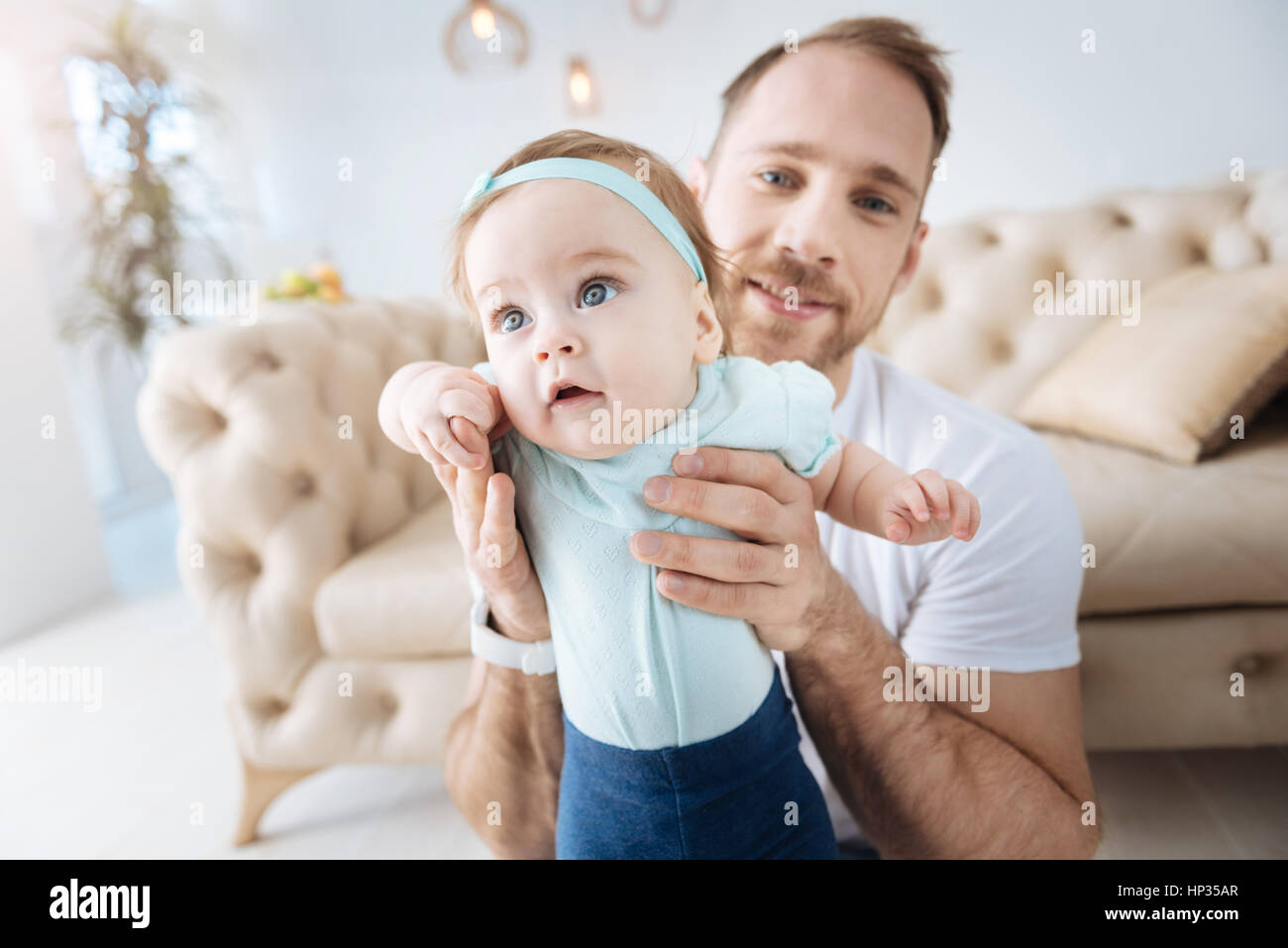 Lebhafte kleine Tochter verbringen Wochenende mit ihrem Vater zu Hause Stockfoto