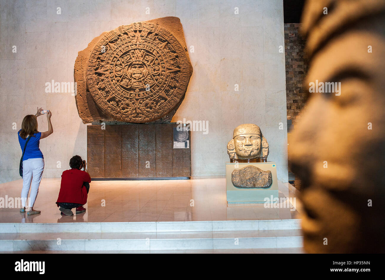 Der Azteken-Stein der Sonne und andere Artefakte auf Anzeige am nationalen Museum für Anthropologie, Mexiko-Stadt, Mexiko Stockfoto
