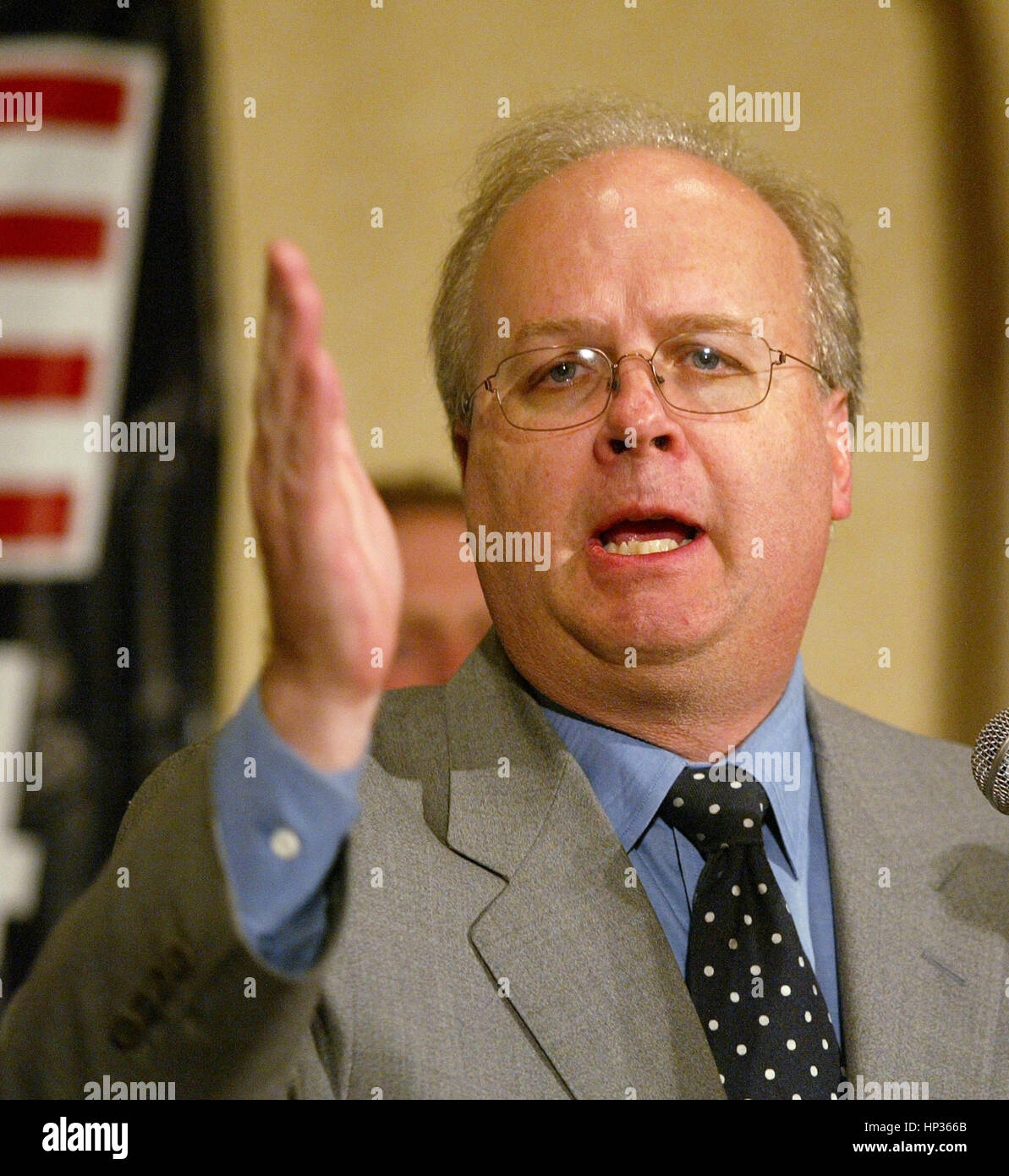 Karl Rove, spezieller Berater zu Präsident George Bush, spricht auf einer politischen Kundgebung in Irvine, Kalifornien auf Donnerstag, 15. Juli 2004. Die Rallye war Teil einer nationalen Rallye für Präsident Bush.  Foto von Francis Specker Stockfoto