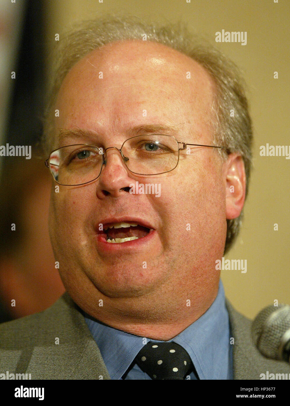 Karl Rove, spezieller Berater zu Präsident George Bush, spricht auf einer politischen Kundgebung in Irvine, Kalifornien auf Donnerstag, 15. Juli 2004. Die Rallye war Teil einer nationalen Rallye für Präsident Bush.  Foto von Francis Specker Stockfoto