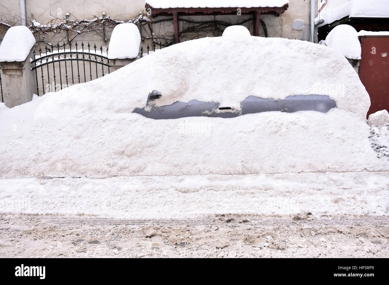 Voll Schnee bedeckten Wagen nach einem Schneefall in der Stadt gesehen Stockfoto