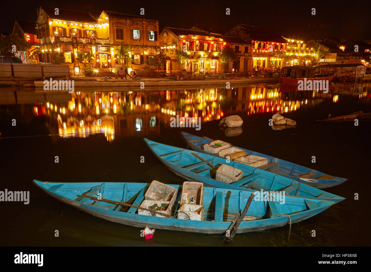 Boote und Restaurants spiegelt sich in Thu Bon Fluss in der Abenddämmerung, Hoi an ein (UNESCO Weltkulturerbe), Vietnam Stockfoto