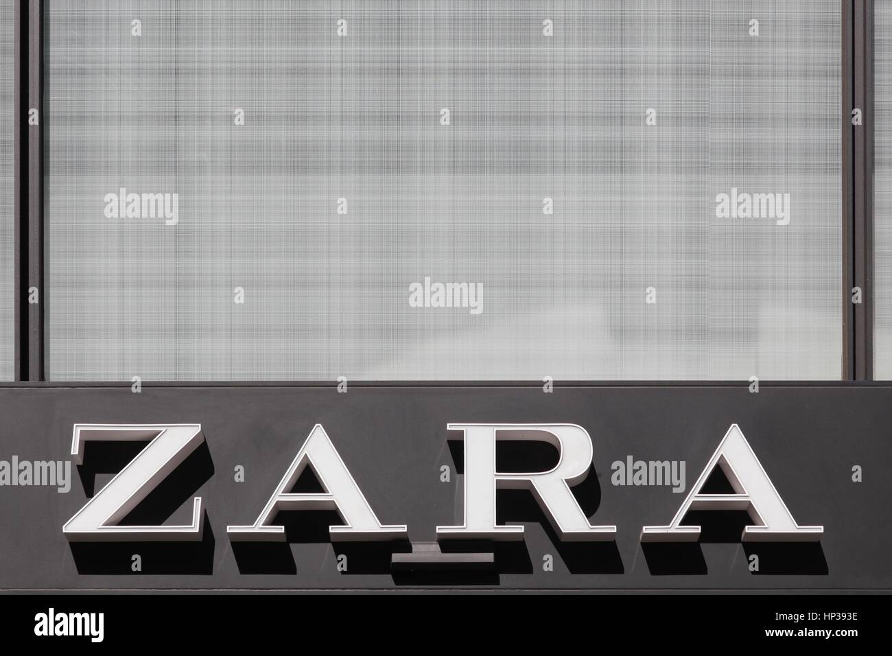 Lyon, Frankreich - 15. August 2016: Zara-Logo an der Wand. Zara ist ein spanisches Kleidung und Accessoires-Händler mit Sitz in Arteixo, Spanien Stockfoto