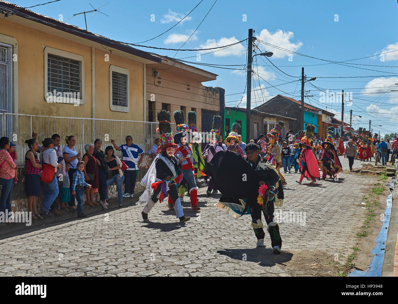Diriamba, Nicaragua - 4. Januar 2017: In helle Kleidung getanzt auf Straße von Diriamba Stockfoto