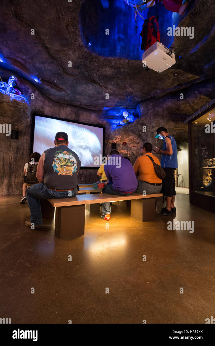 Touristen zu Fuß einleitenden Parken Video von Mammoth Cave National Park Stockfoto