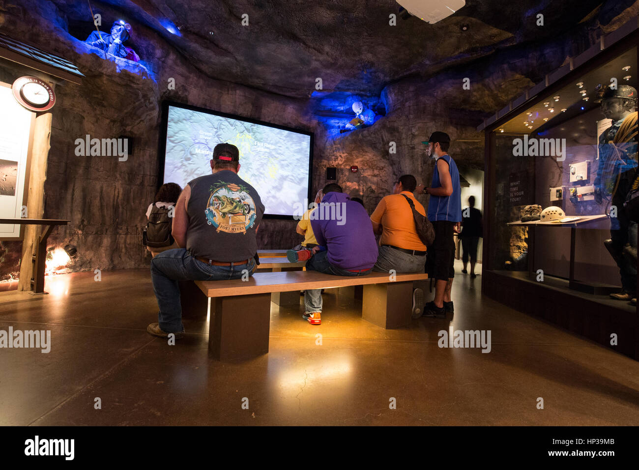 Touristen zu Fuß einleitenden Parken Video von Mammoth Cave National Park Stockfoto