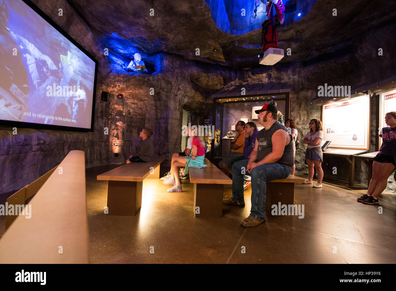 Touristen zu Fuß einleitenden Parken Video von Mammoth Cave National Park Stockfoto