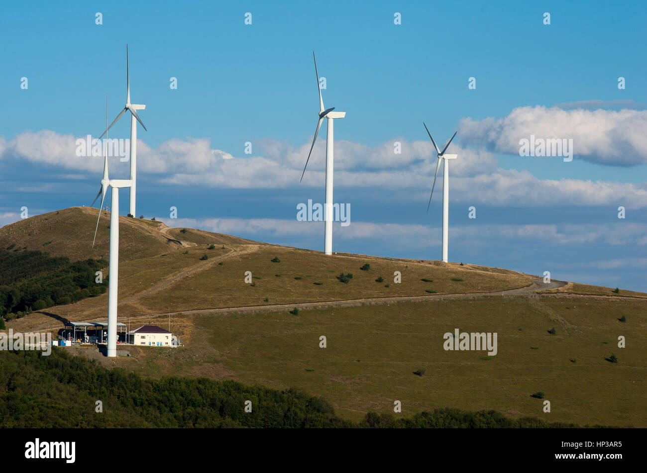 Windkraftanlagen.  Erneuerbare Energien. Strom aus Wind zu erhalten. Erhaltung der Natur. Stockfoto