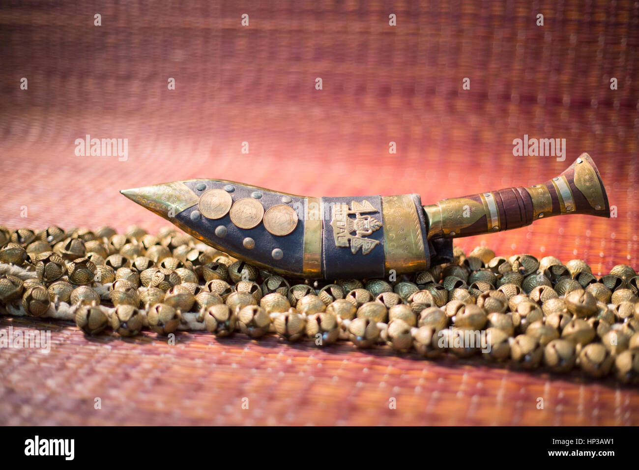 Indische Musikinstrumente Fußkettchen (ghungroo) mit nepali Dolch Stockfoto