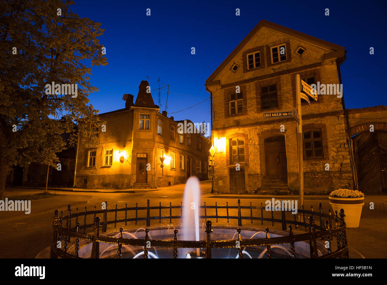 Sommernacht in der Altstadt von Cesis, Lettland. Fountaine und stoned Altbauten. Stockfoto