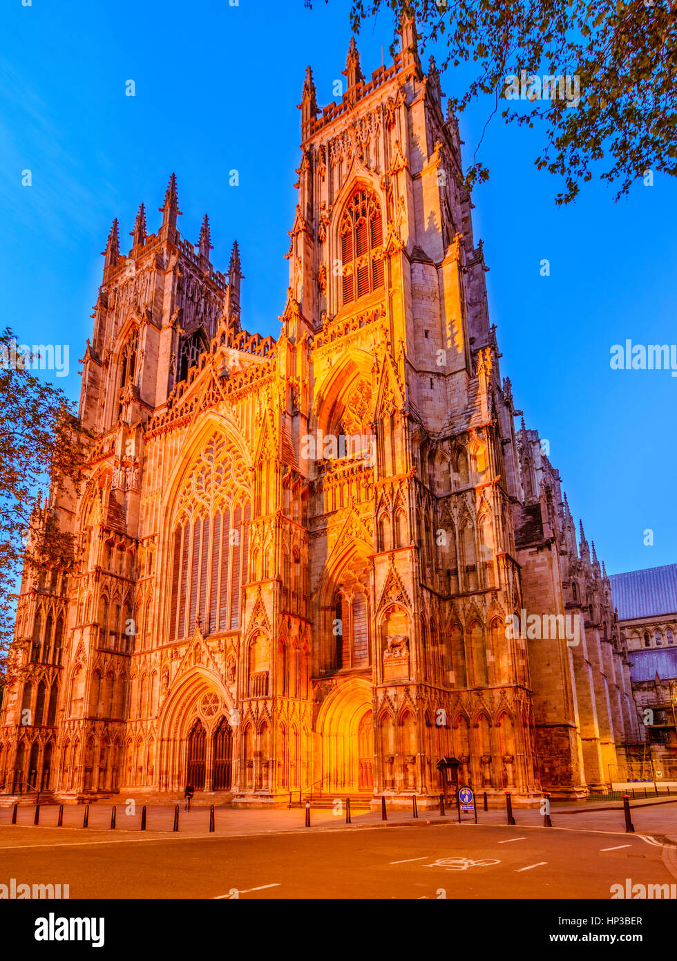 York Minster am Abend; ist die Kathedrale von York, England, und ist eines der größten seiner Art in Nordeuropa Stockfoto