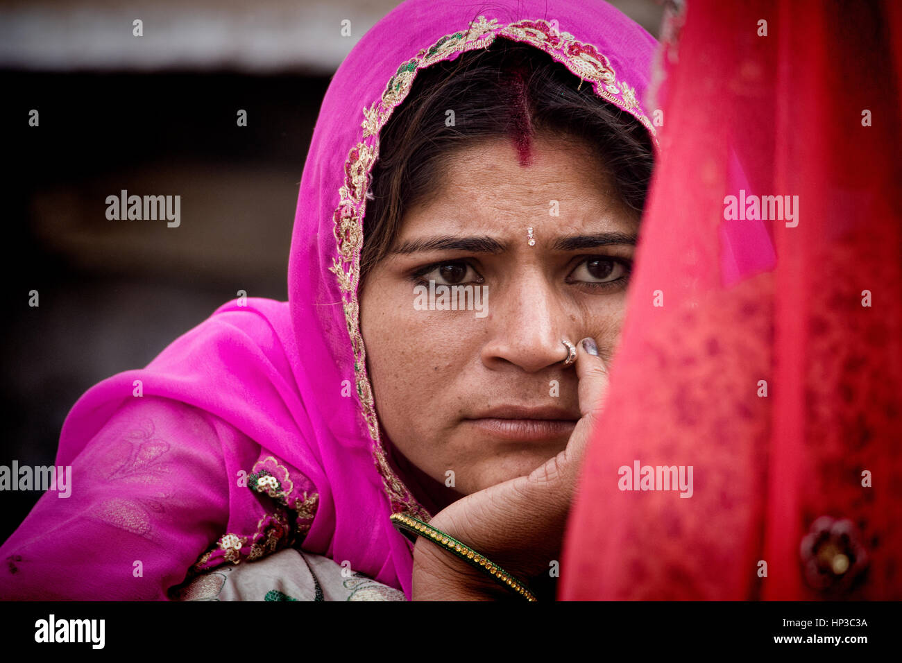 Closeup Portrait einer indischen Frau trägt Rosa Kleidung, schockierend Vermillion auf Stirn, traditionelle Ornamente Stockfoto