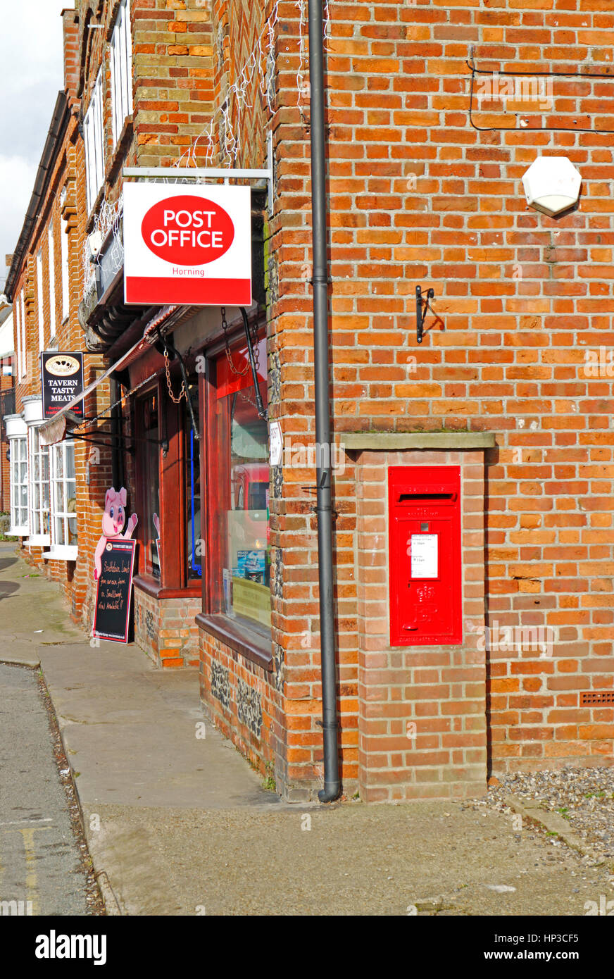 Post Office Zeichen und Briefkasten im Dorf von Horning, Norfolk, England, Vereinigtes Königreich. Stockfoto