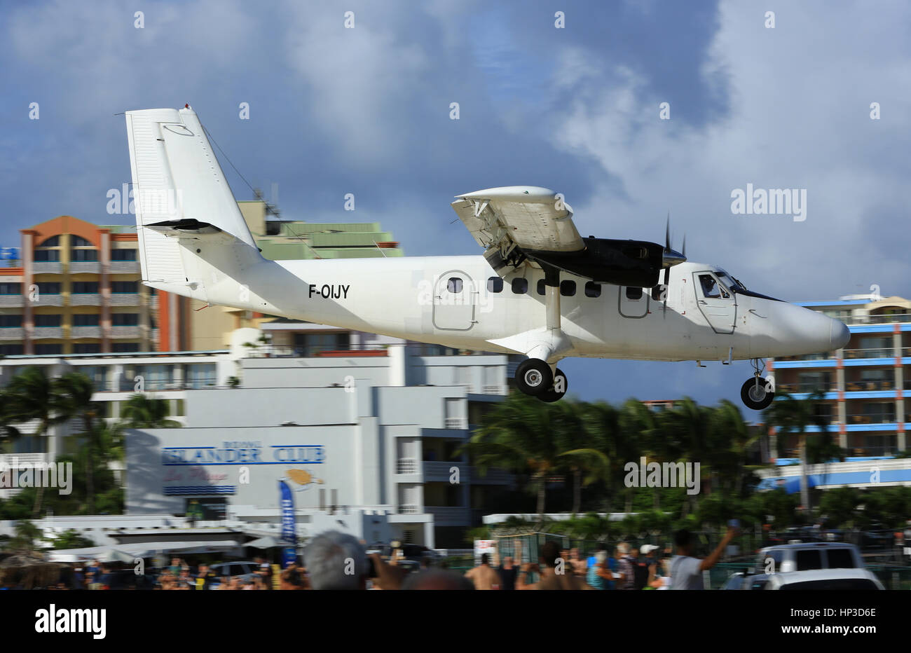 Eine Twin Otter Pendler Flugzeug kommt zu landen, tief über den Strand von St. Maarten Stockfoto