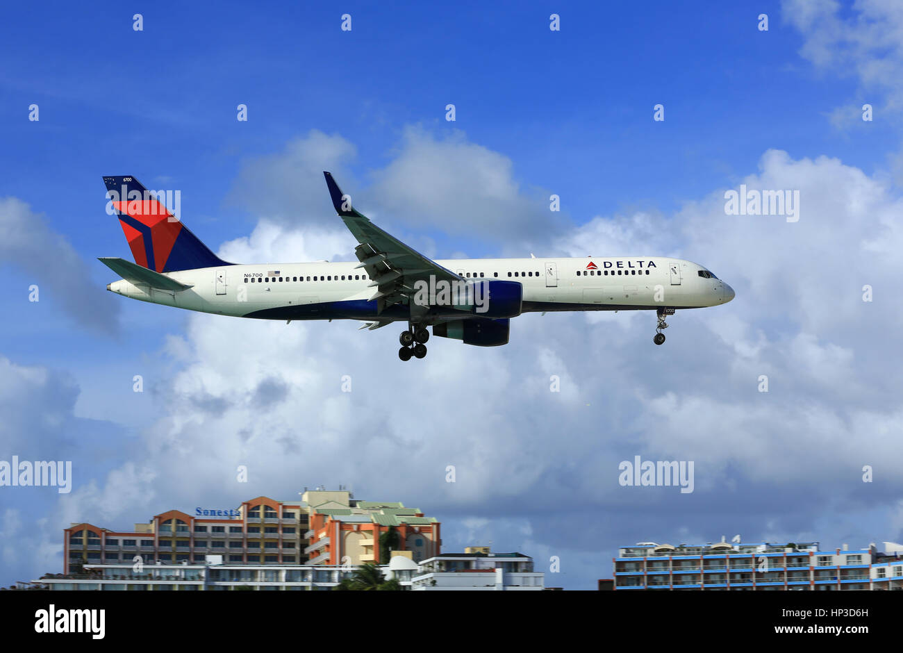 Eine Delat Airlines Boeing 757 kommen, um auf St. Maarten landen Stockfoto