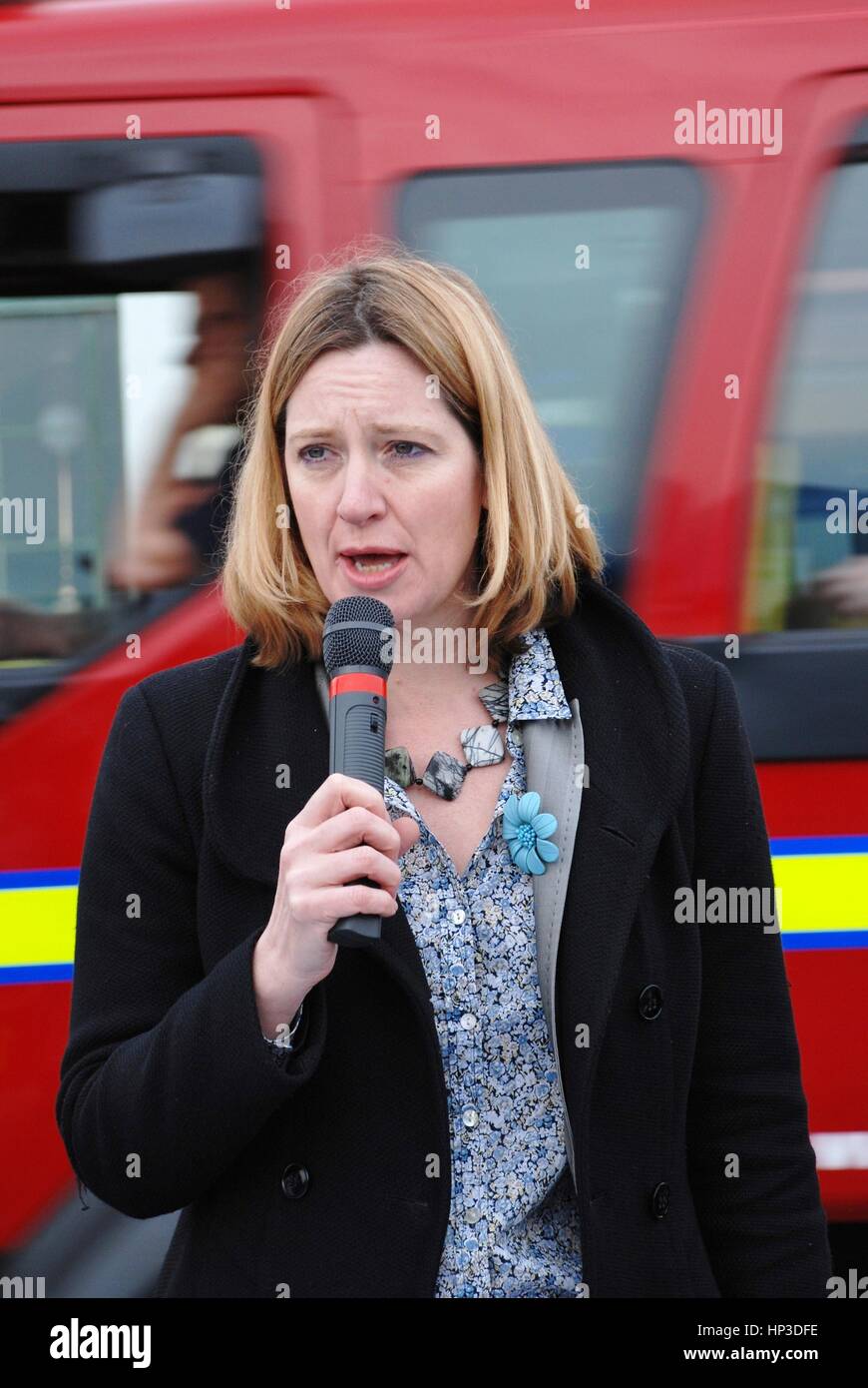 Amber Rudd, Konservativ Parlamentsmitglied für Hastings und Roggen besucht eine Spendenaktion für die Pier in Hastings, England am 12. März 2011. Stockfoto