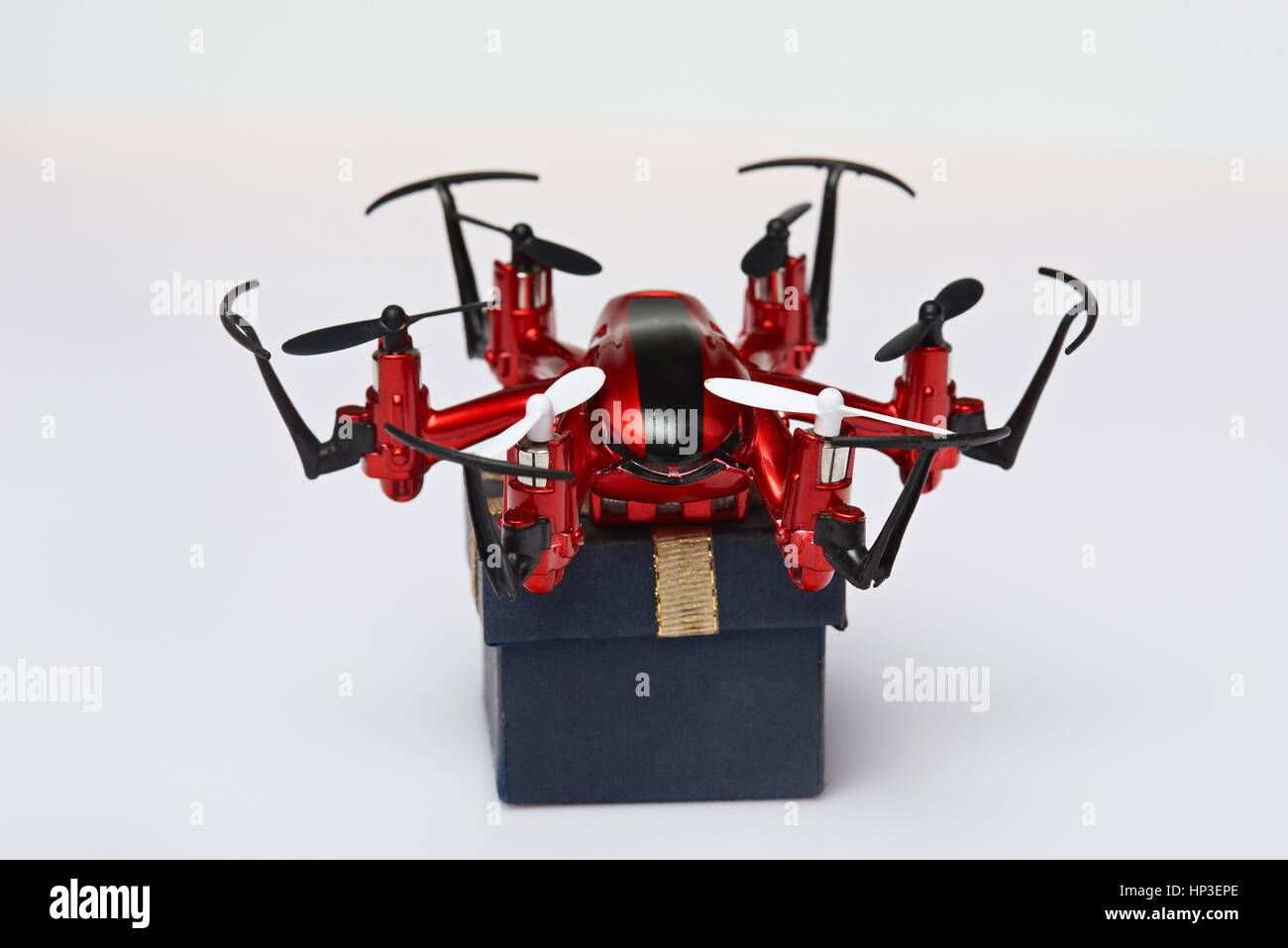 Eine Drohne mit Paketkasten isoliert auf weißem Hintergrund. Luft-Drohne Versand-Service Express Stockfoto