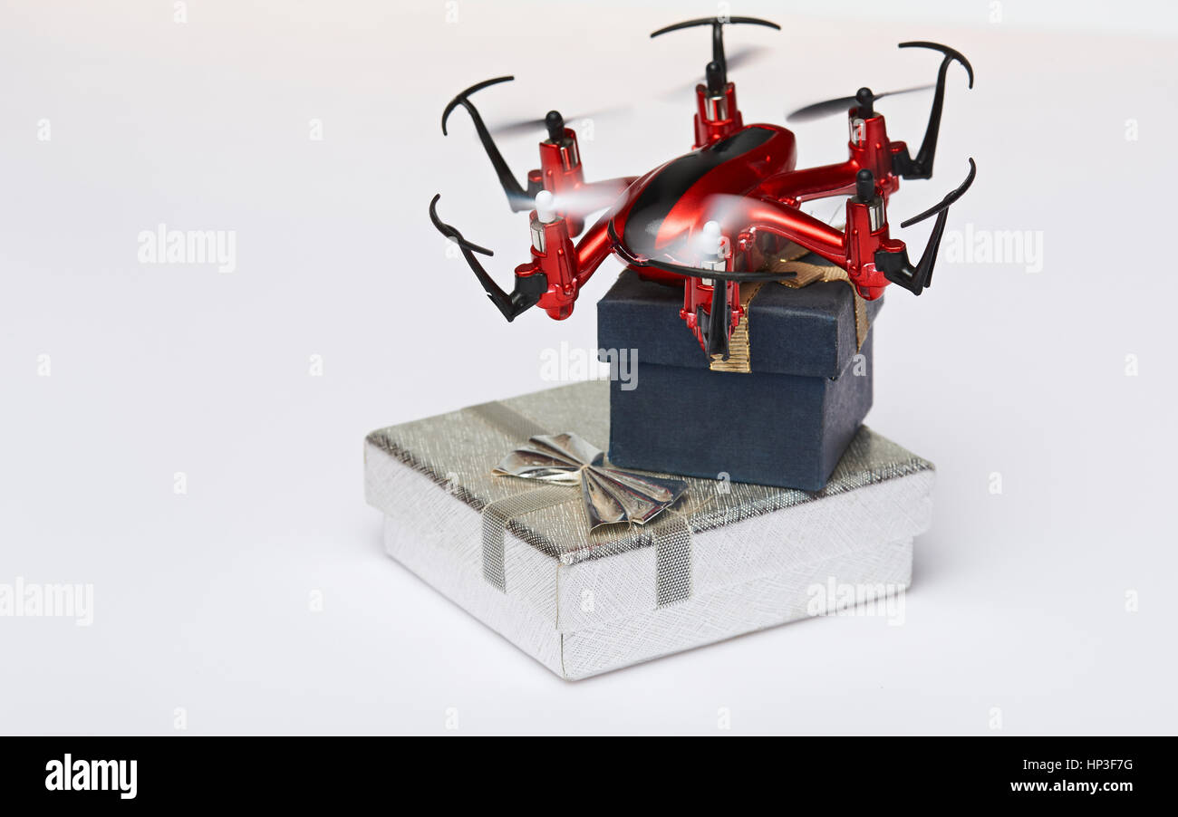 Geschenk-Lieferung mit Drohnen, die isoliert auf weißem Hintergrund. Geschenkkartons versenden per Luft-Drohne Stockfoto