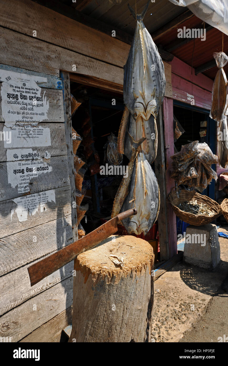 Trockenfischmachete und Hackblock, Sri Lanka Stockfoto