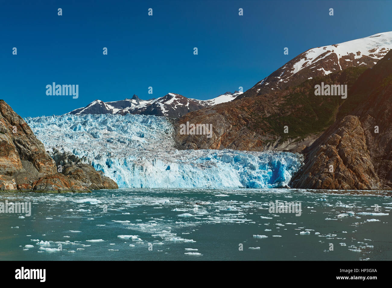 Blaue Gletscher in Berglandschaft. Reiseziel in Alaska. Tracy Arm Gletschertour Stockfoto