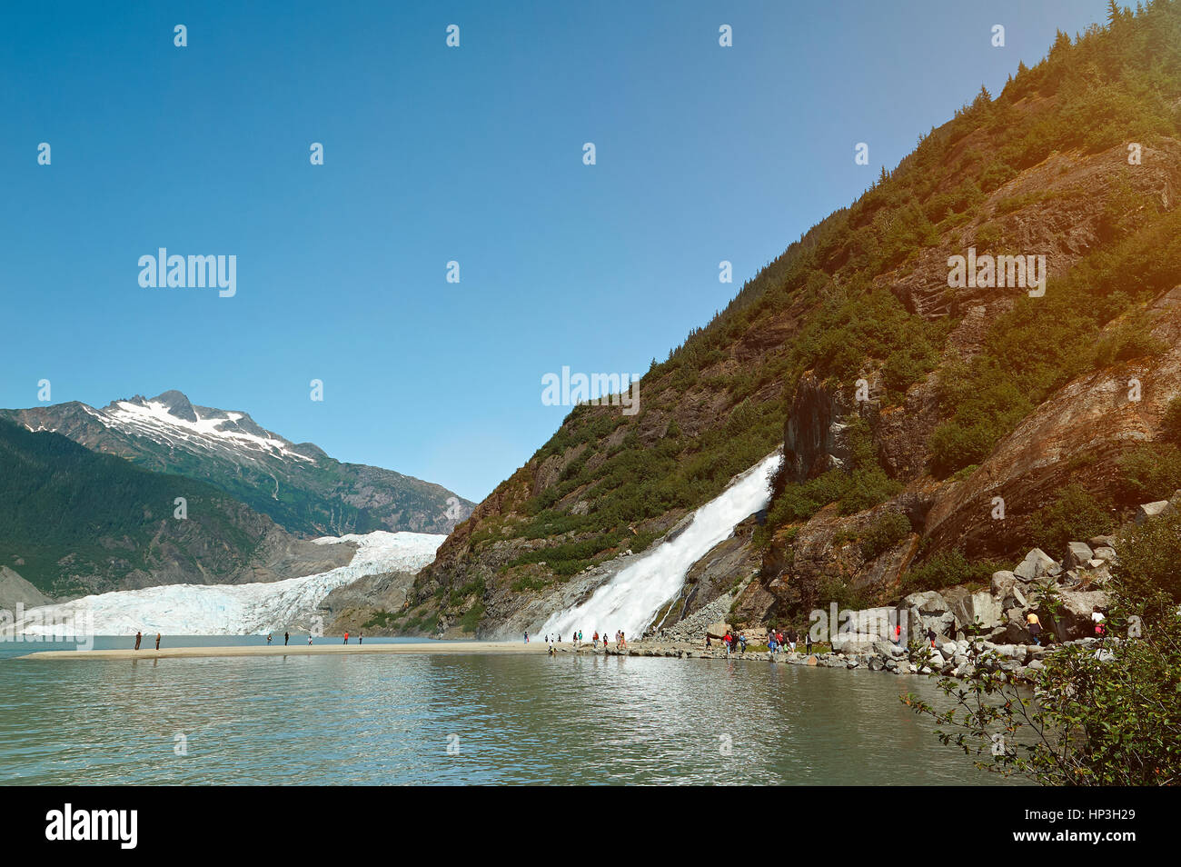 Gletscher und Wasserfall Tour in Alaska. Personen im Urlaub in Mendenhall Gletscher alaska Stockfoto