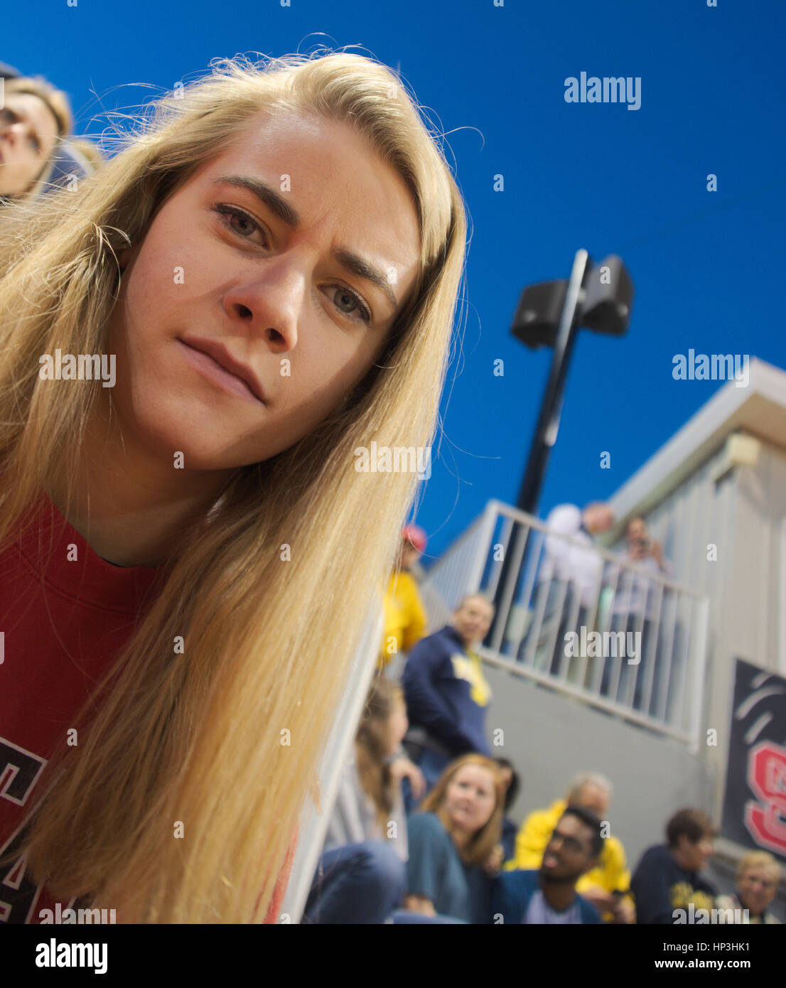 Phasenweise Mädchen im Stadion mit Menschen im Hintergrund Stockfoto