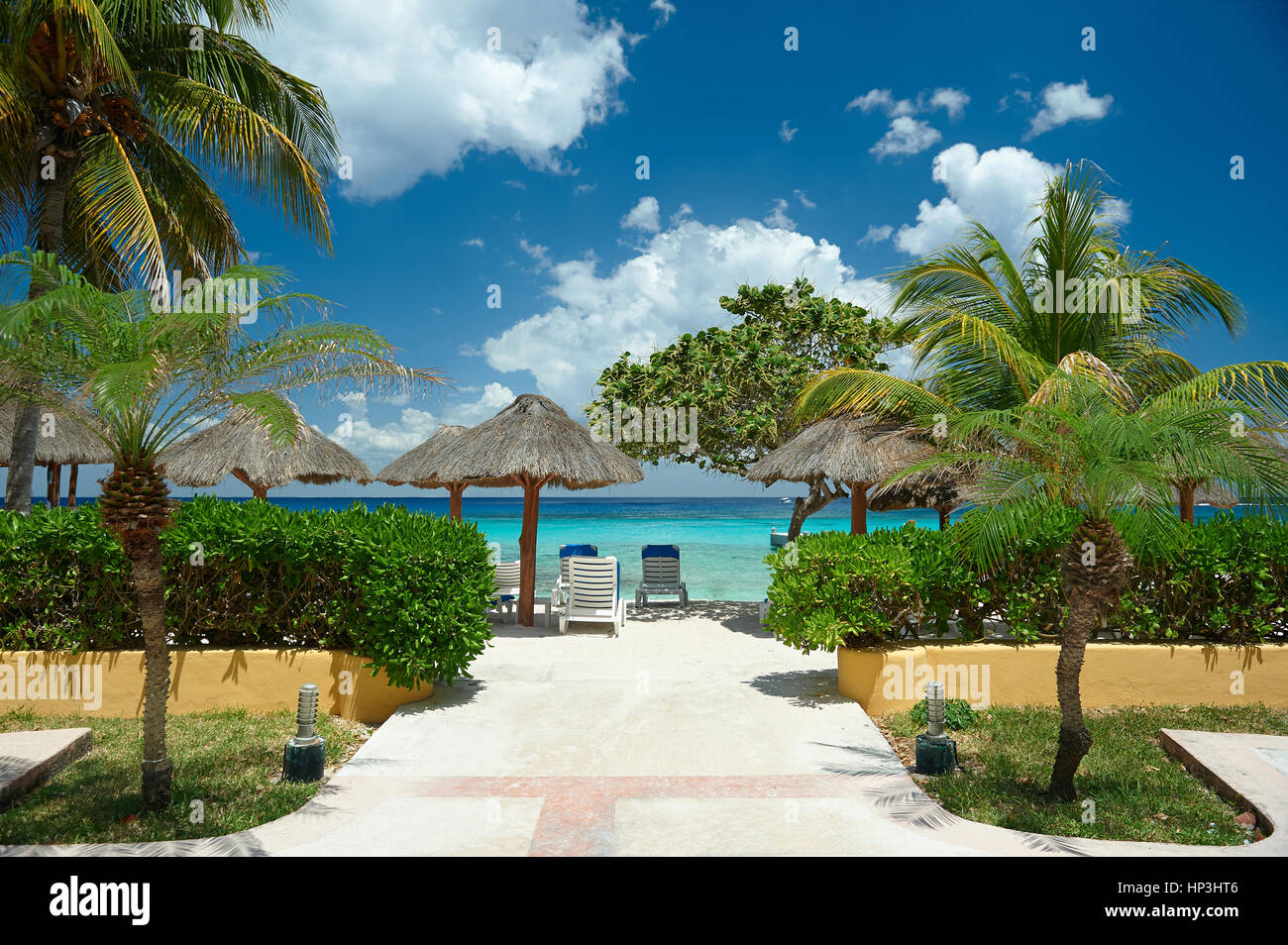 Tropischen Resort mit klarem blauen Wasser. Urlaub auf exotische Natur Küste Stockfoto