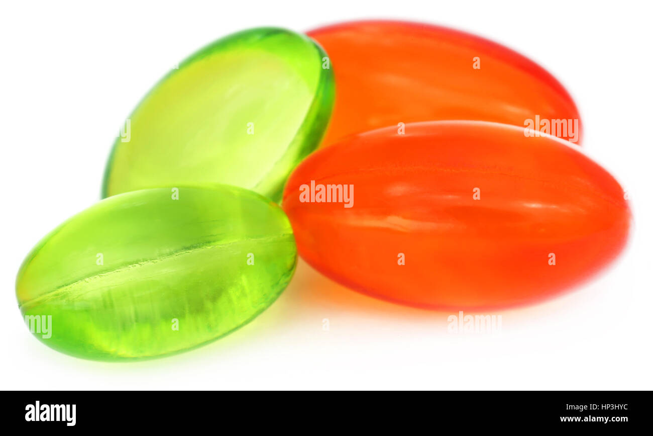 Vitamin E Kapseln auf weißem Hintergrund Stockfoto