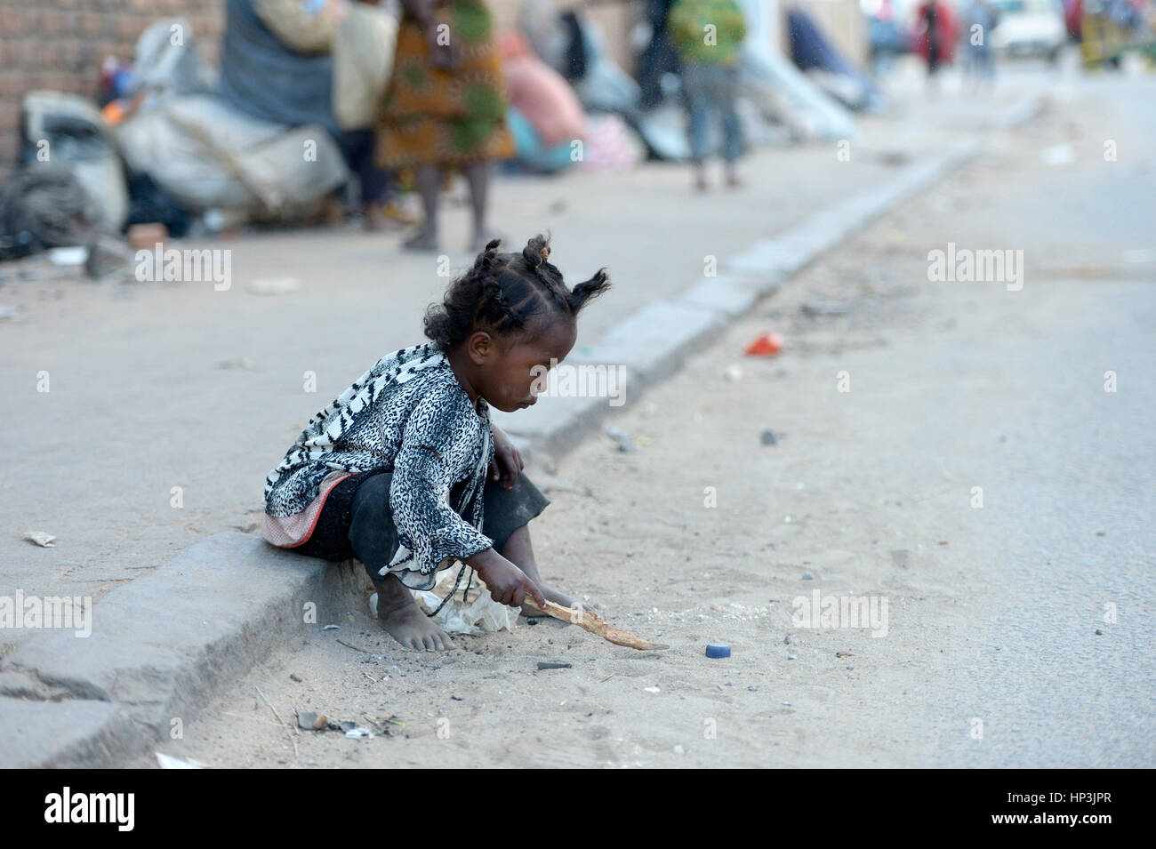 Straßenkind, kleine Mädchen spielen am Straßenrand, Provinz Fianarantsoa, Madagaskar Stockfoto