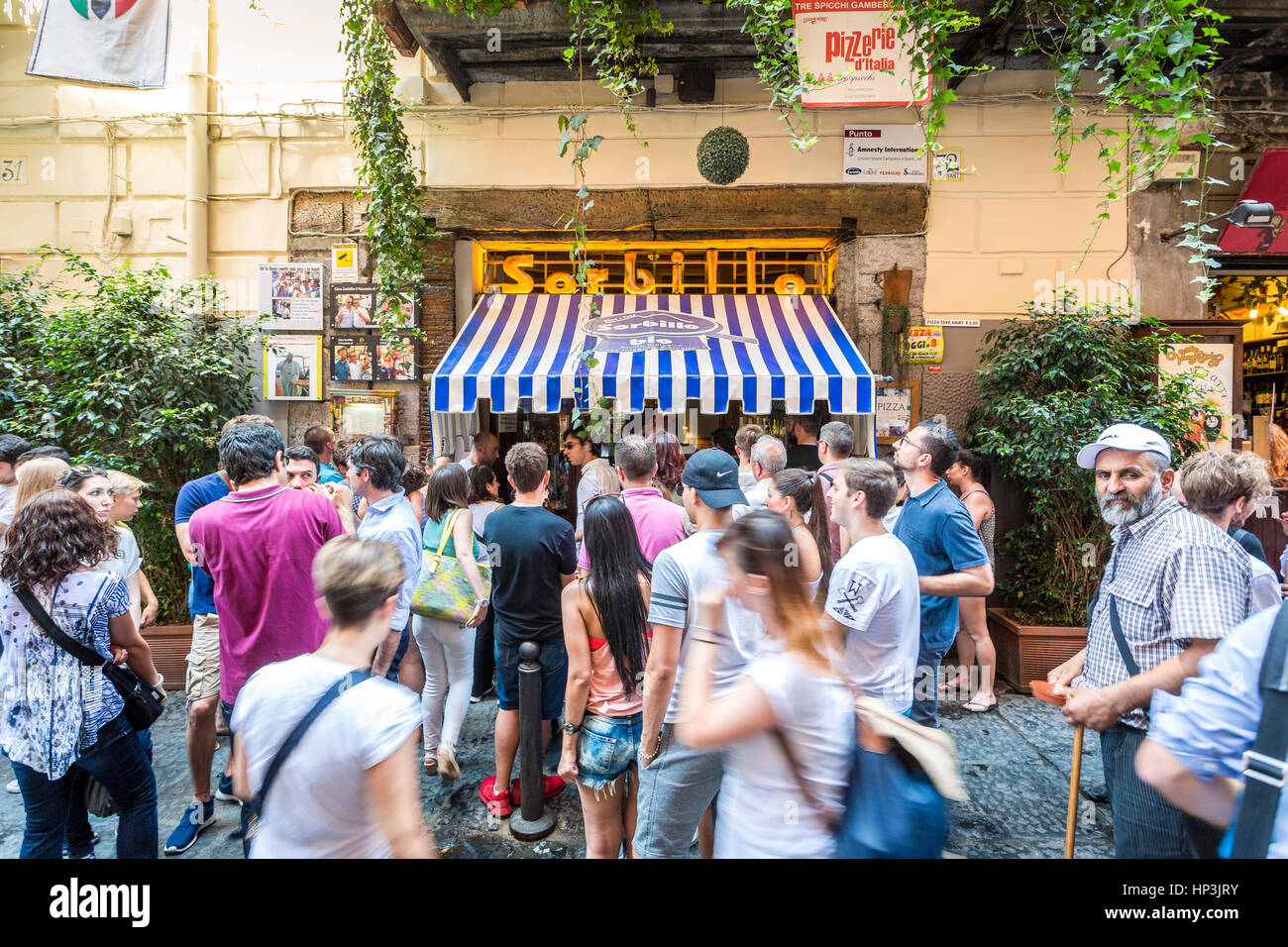Menschen vor berühmten Gino Sorbillo Pizzeria, Neapel, Italien Stockfoto