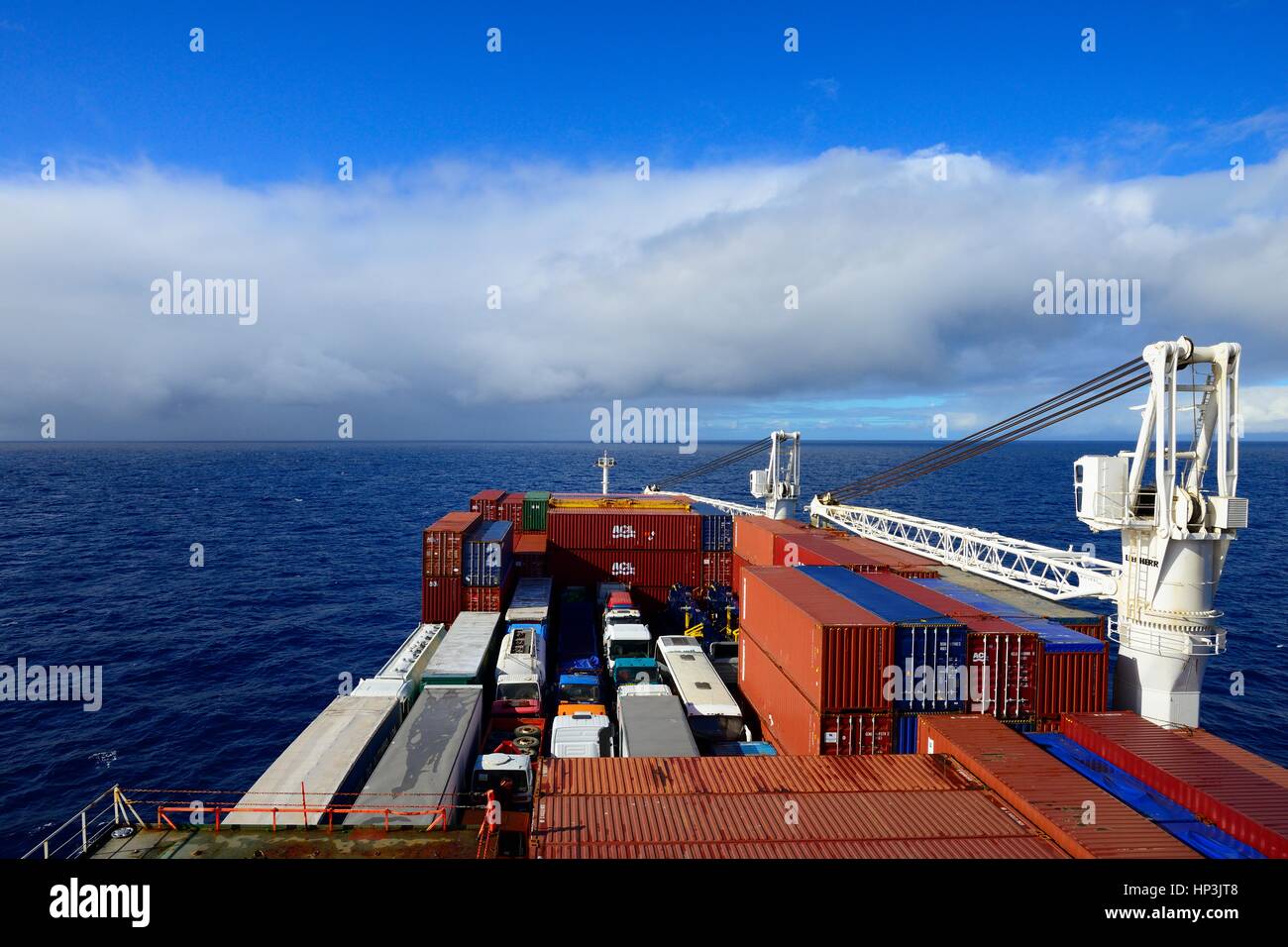 Frachtschiff mit Fahrzeugen und Containern, offene Meer Atlantik mit Wolken Stockfoto