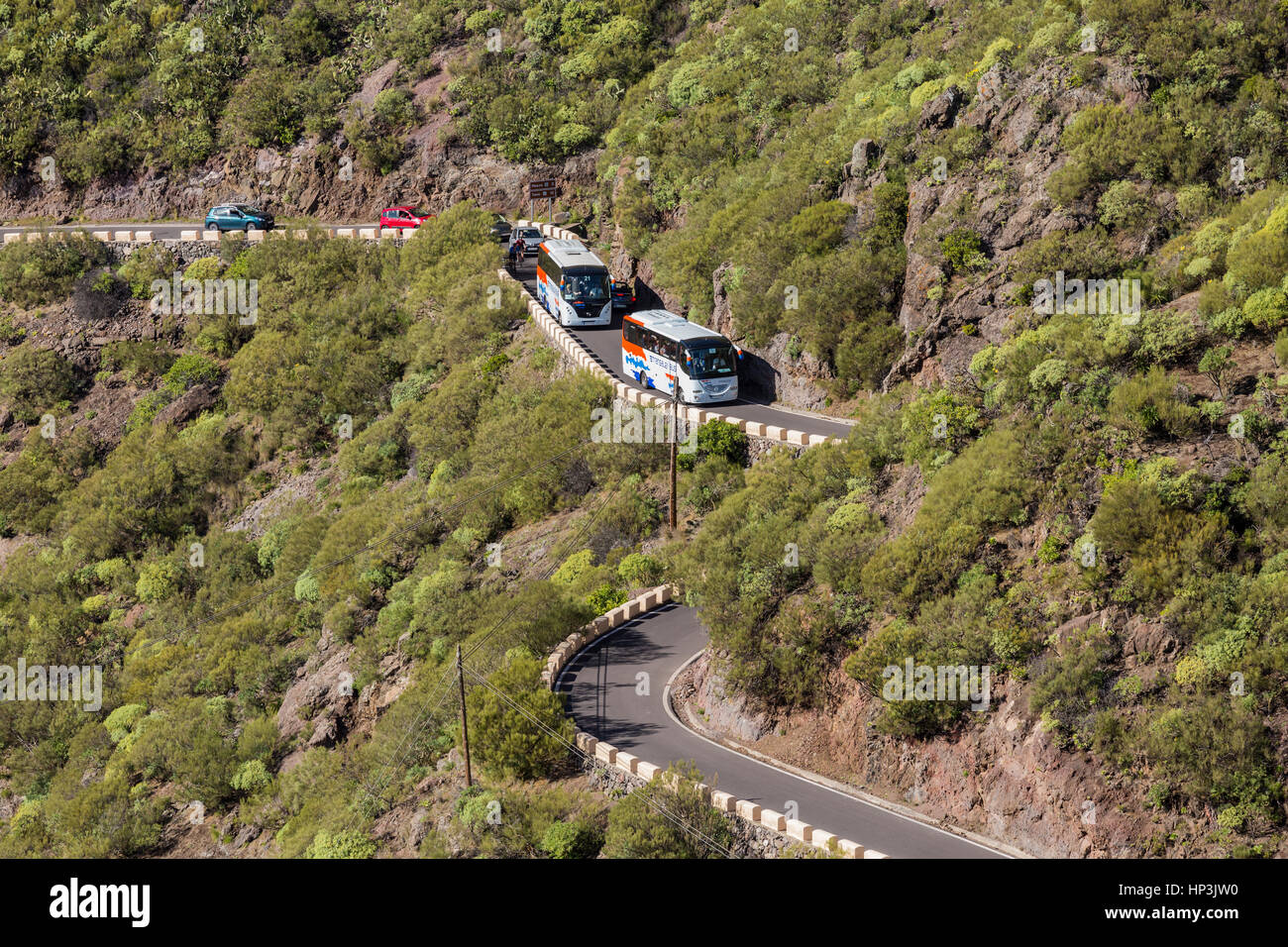 Verkehr auf der Masca-Straße durch den Barranco auf einer schmalen gewundenen steilen Straße, Teneriffa, Kanarische Inseln, Spanien Stockfoto