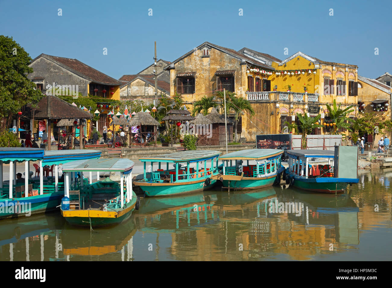 Ausflugsboote am Thu Bon Fluss und historischen Gebäuden, Hoi an ein (UNESCO Weltkulturerbe), Vietnam Stockfoto