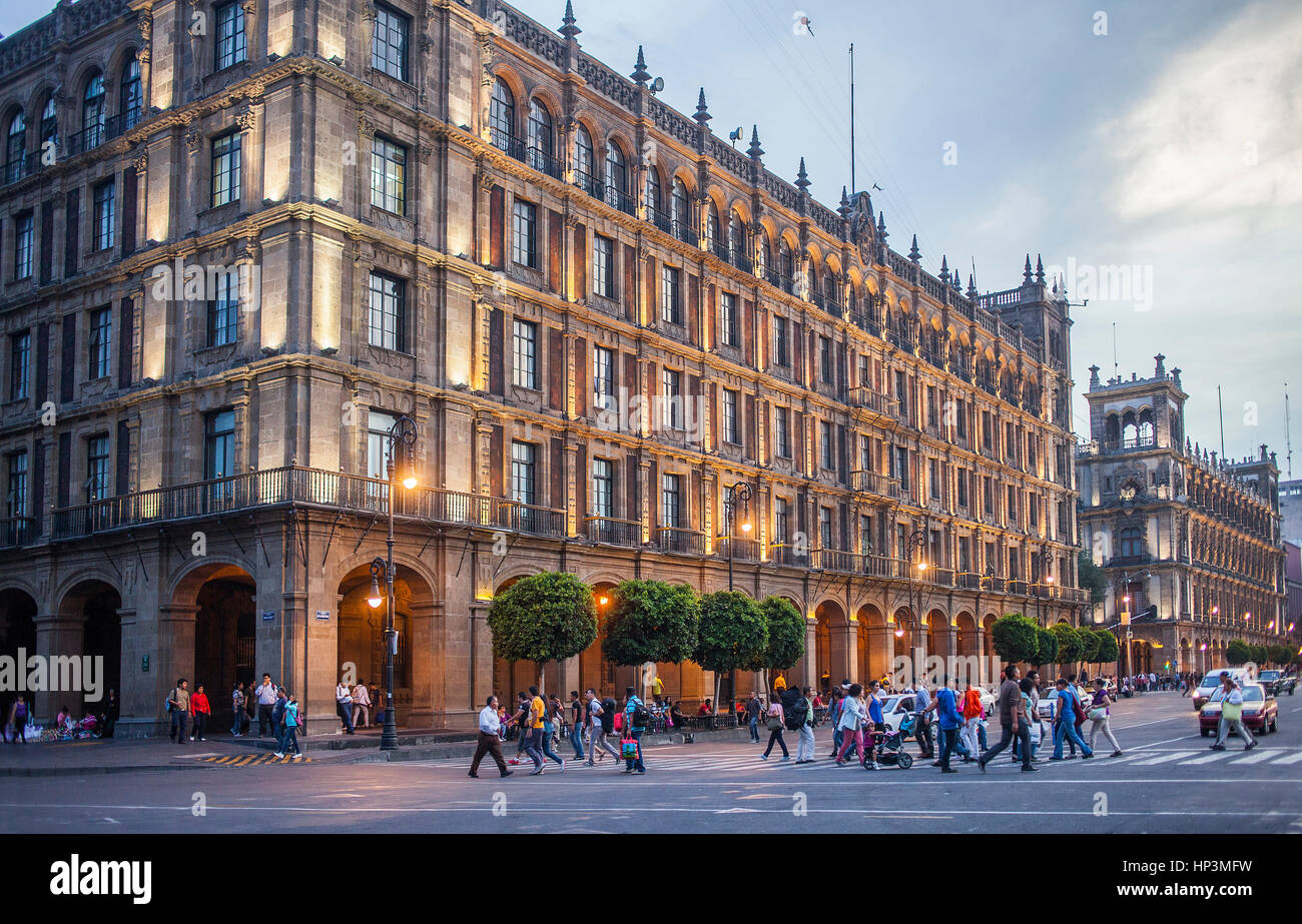 Regierungsgebäude von MexikoStadt, im Hintergrund rechts altes Rathaus