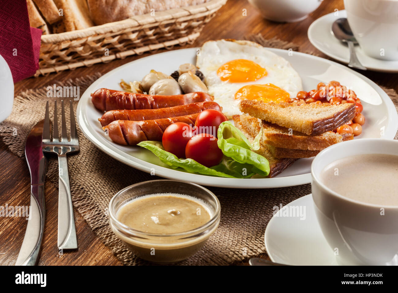 Englisches Frühstück mit Würstchen, Eiern und Bohnen Stockfoto