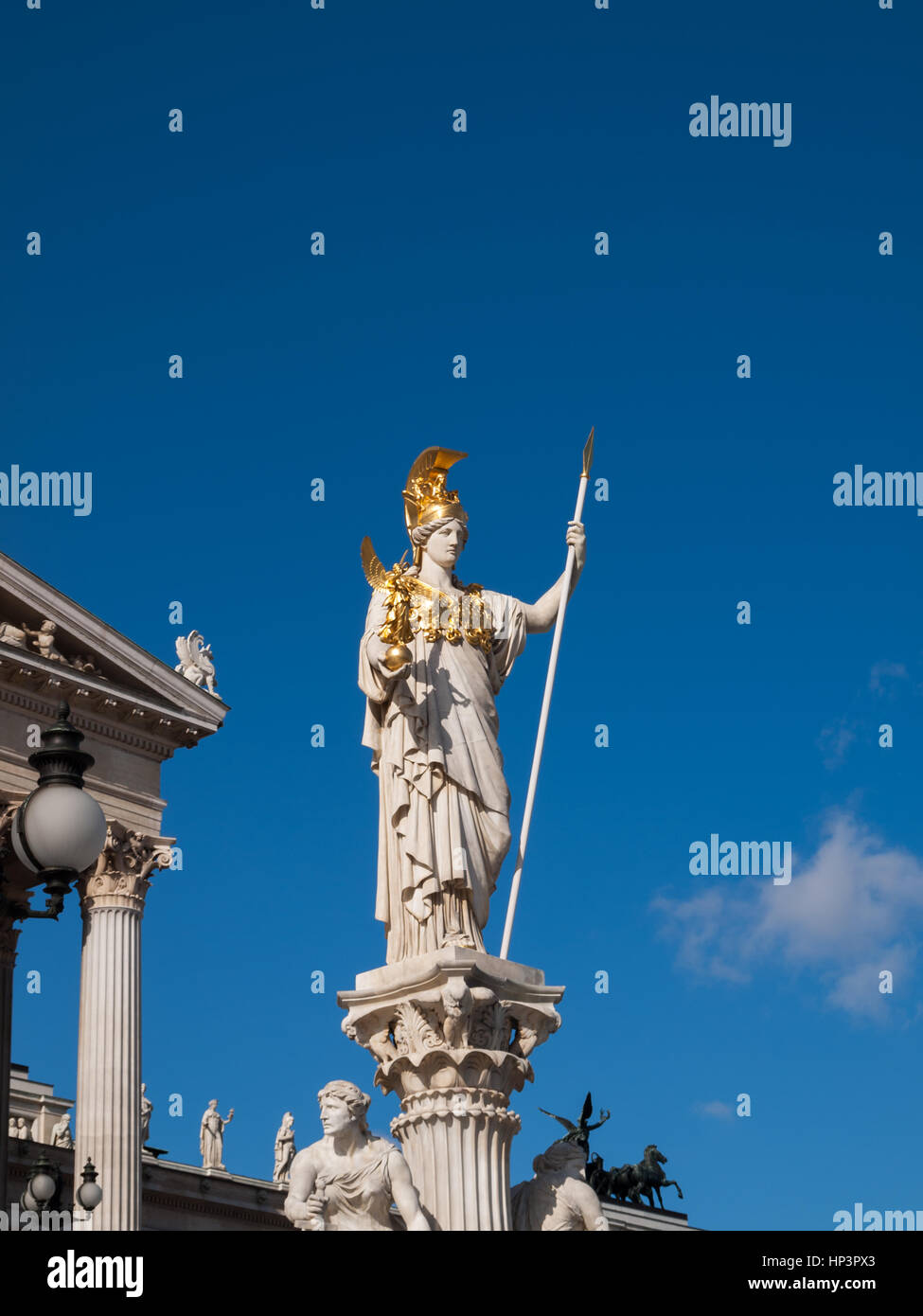 Athena-Statue vor dem österreichischen Parlament-Gebäude Stockfoto