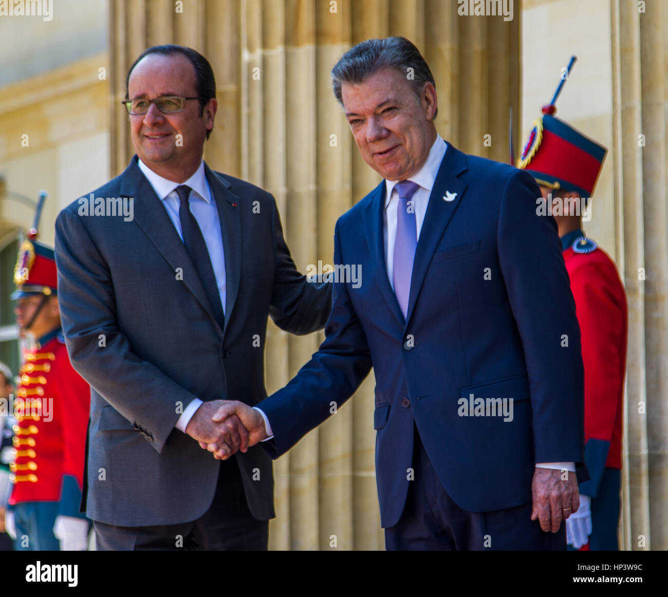 Präsident von Frankreich Francois Hollande in Kolumbiens Hauptstadt im Rahmen einer zweitägigen Tour und er drückt seine Unterstützung für ein Friedensabkommen zu Ende der c Stockfoto