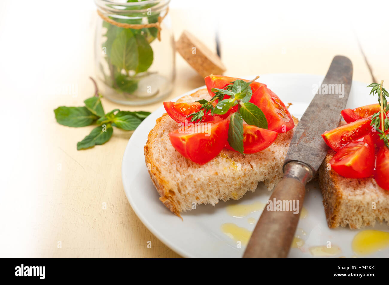 Italienische Tomaten-Bruschetta mit Thymian und Minze Blätter Stockfoto