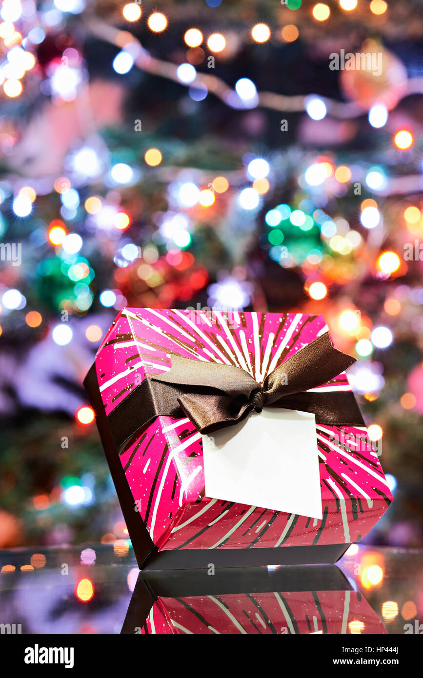 roten Geschenkbox auf Weihnachten Hintergrund Unschärfe Lichter Stockfoto
