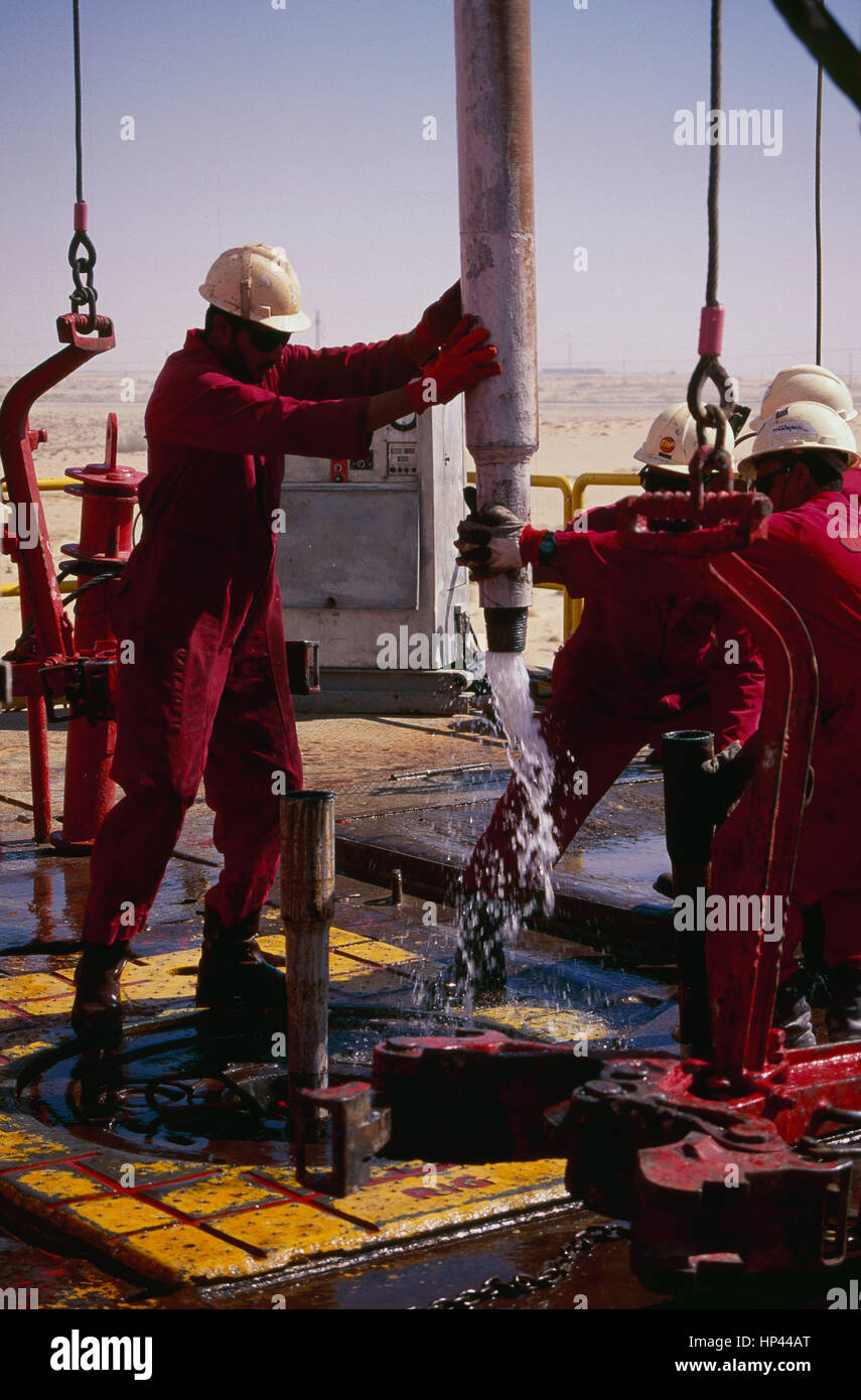 Bohren nach Öl in der saudischen Wüste nahe Abqaiq, durch die arabischen  Drilling Company, im Auftrag von Saudi Aramco, der größte Ölproduzent der  Welt Stockfotografie - Alamy