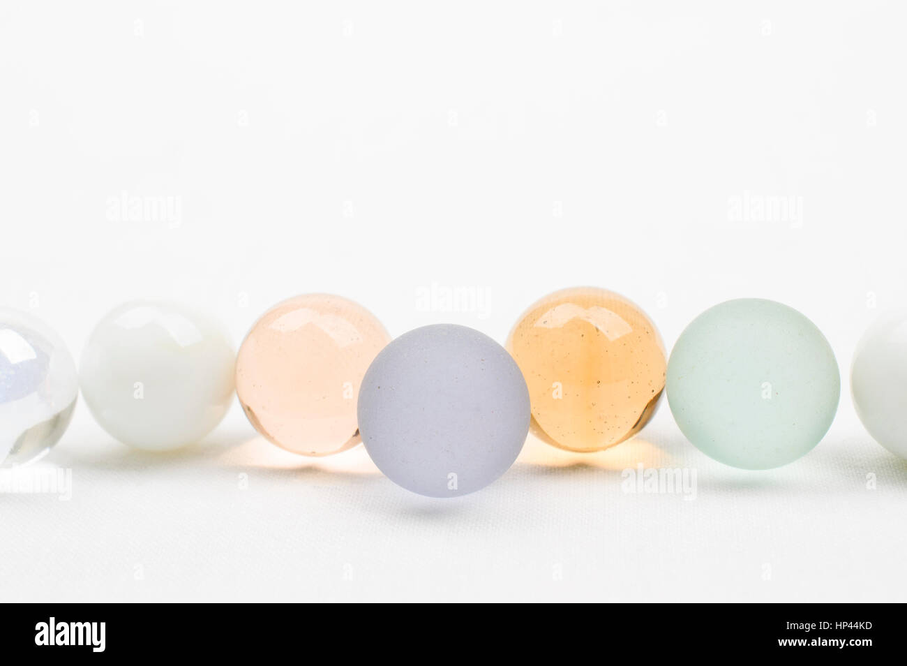 Glas Marmor Zeile in Pastell-Farben auf weißem Hintergrund Stockfoto