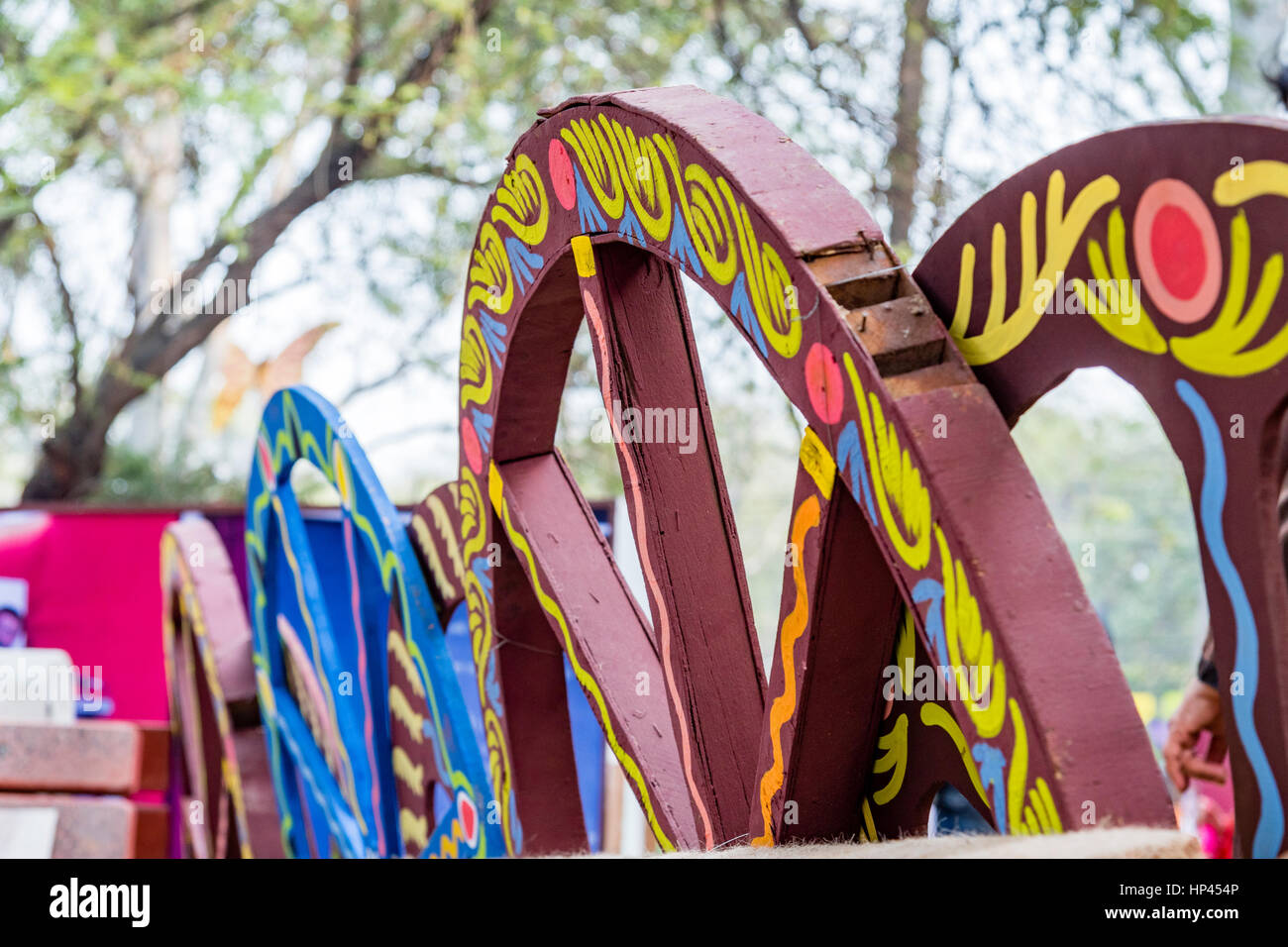 Schöne handgemachte und handbemalte Warenkorb Räder für Anzeige während Suravjkund Festival in Faridabad, Indien. Stockfoto